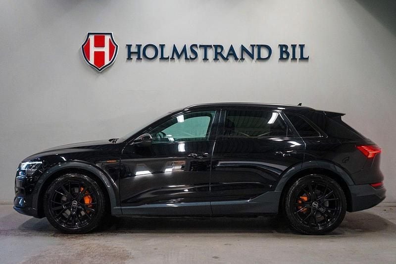 Svart Begagnad 2022 Audi e-tron Black Edition SUV | 474 900 kr (Bra pris) - Bild 1/4