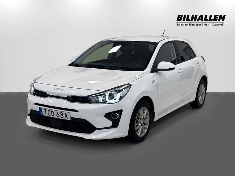Vit Begagnad 2022 Kia Rio Advance Halvkombi | 169 900 kr (Marknadspris) - Bild 1/4