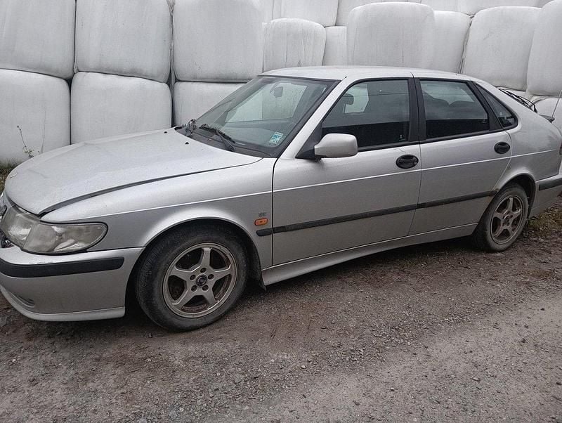 Grå Begagnad 2000 Saab 9-3 Halvkombi | 5 000 kr (Superpris) - Bild 1/2