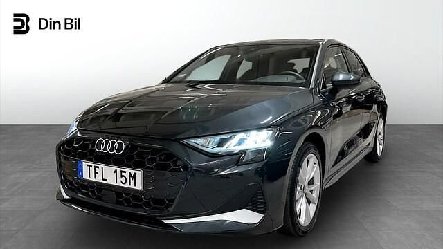 Grå Begagnad 2024 Audi A3 Sportback e-tron Advanced Halvkombi | 419 000 kr (Marknadspris) - Bild 1/4