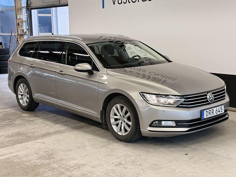 Silver (tungsten silver) Begagnad 2015 VW Passat Kombi | 89 900 kr (Dyr) - Bild 1/3