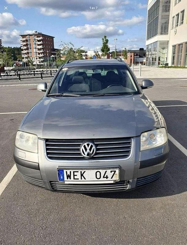 Grå Begagnad 2004 VW Passat Trendline Kombi | 30 000 kr (Lite dyr) - Bild 1/4