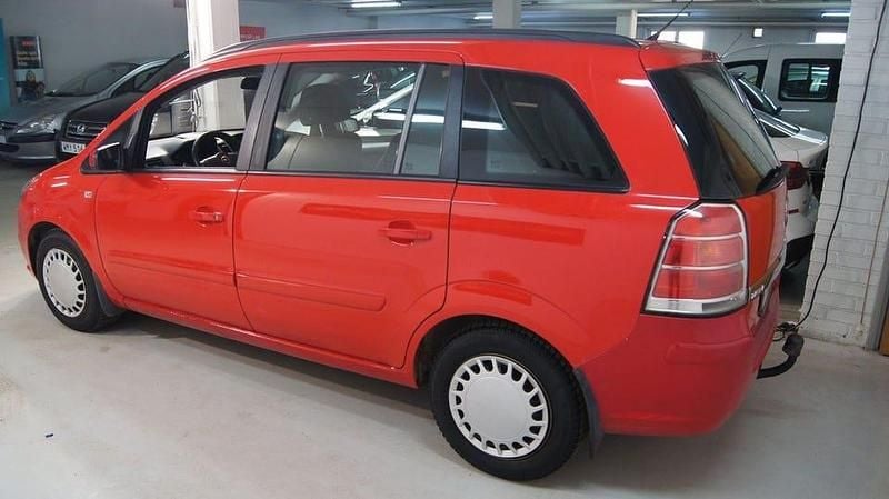 Begagnad Opel Zafira 141 HK (103 kW) 2006 Röd Minibuss