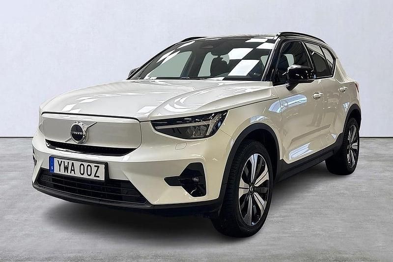 Vit Begagnad 2022 Volvo XC40 Plus SUV | 349 900 kr - Bild 1/4