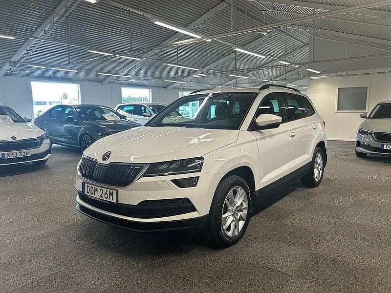 Vit Begagnad 2022 Skoda Karoq Style SUV | 299 900 kr (Marknadspris) - Bild 1/4