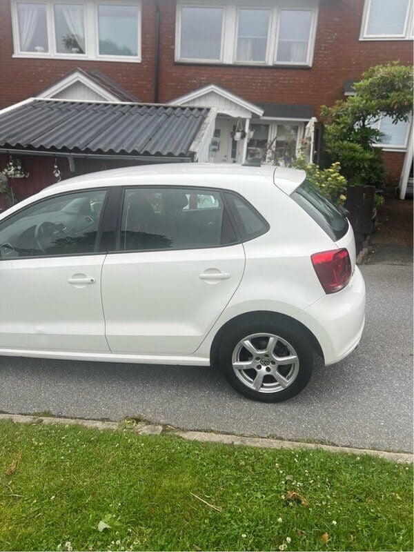 Vit Begagnad 2014 VW Polo Halvkombi | 81 000 kr (Marknadspris) - Bild 1/4
