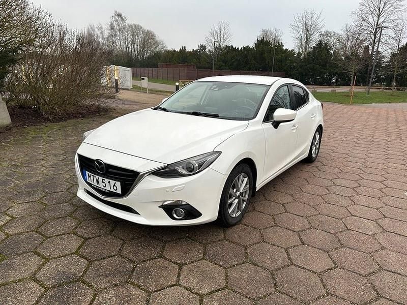 Vit Begagnad 2015 Mazda 3 Sedan | 99 500 kr (Marknadspris) - Bild 1/4