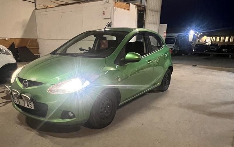 Grön Begagnad 2008 Mazda 2 Halvkombi | 39 950 kr (Marknadspris) - Bild 1/4