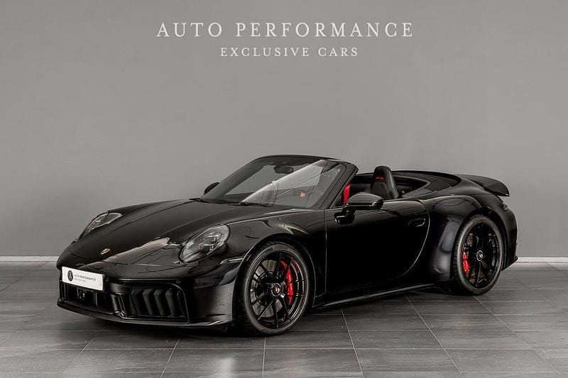 Svart Begagnad 2025 Porsche 911 Carrera 4 GTS Cab | 2 349 900 kr - Bild 1/4