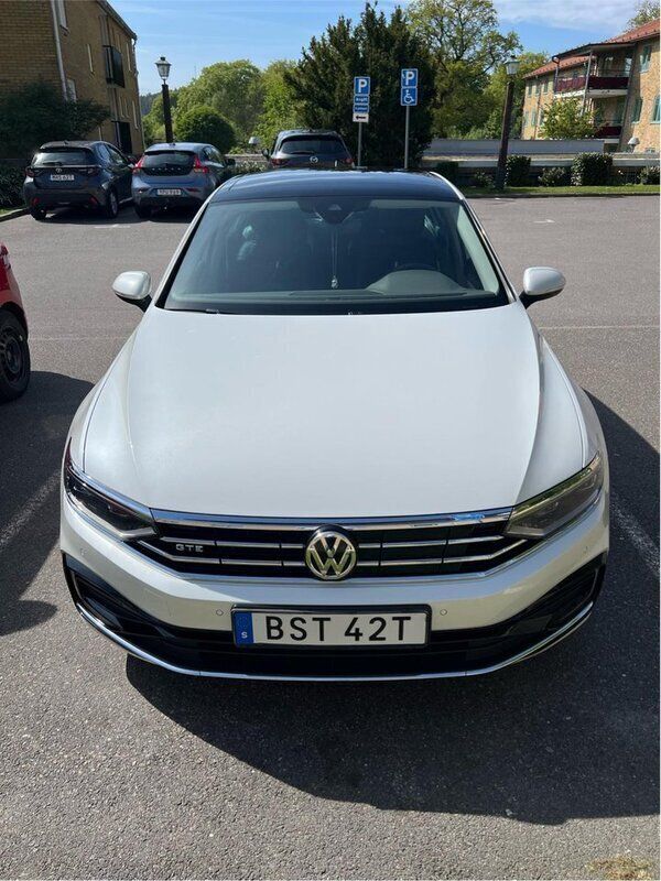 Vit Begagnad 2020 VW Passat Sedan | 255 000 kr (Dyr) - Bild 1/4