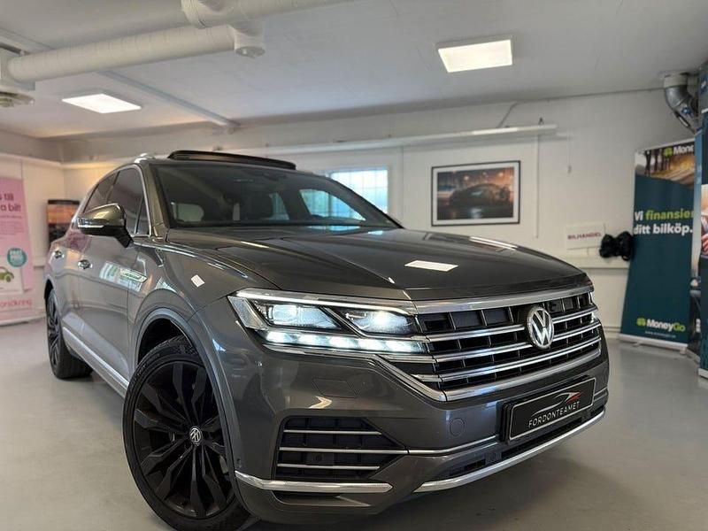 Grå Begagnad 2019 VW Touareg R-line SUV | 449 900 kr (Dyr) - Bild 1/4
