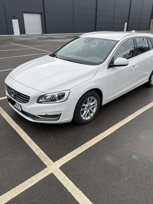 Vit Begagnad 2015 Volvo V60 Summum Kombi | 124 000 kr (Bra pris) - Bild 1/4
