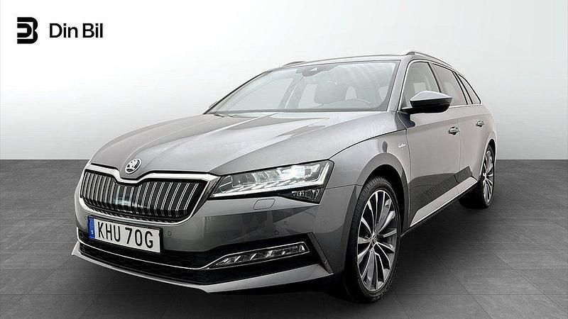 Grå Begagnad 2023 Skoda Superb LAURIN & KLEMENT Kombi | 369 000 kr (Marknadspris) - Bild 1/4