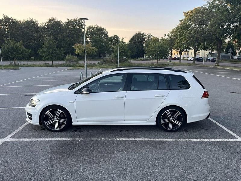 Vit Begagnad 2017 VW Golf VII R Kombi | 185 000 kr (Superpris) - Bild 1/4