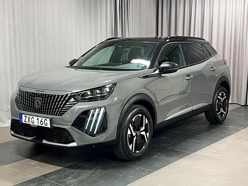 Grå Begagnad 2023 Peugeot 2008 GT SUV | 249 900 kr (Marknadspris) - Bild 1/4