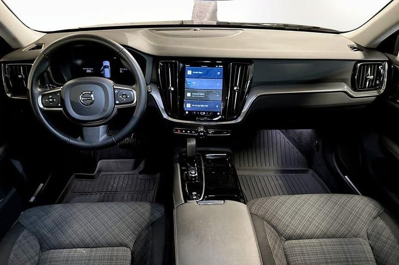 Begagnad Volvo V60 Core 355 HK (261 kW) 2024 Svart Kombi