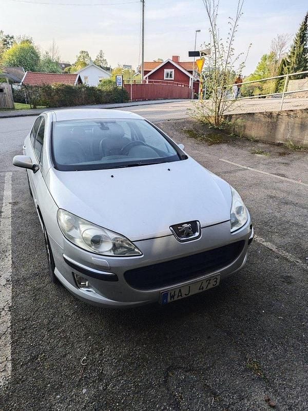 Grå Begagnad 2004 Peugeot 407 Sport Sedan | 25 000 kr (Marknadspris) - Bild 1/4