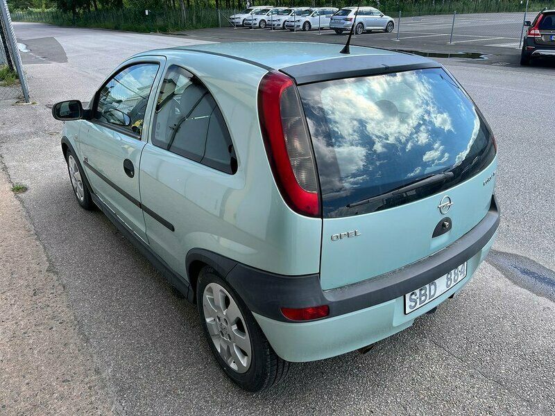 Begagnad Opel Corsa Sport 90 HK (66 kW) 2000 Grön Halvkombi