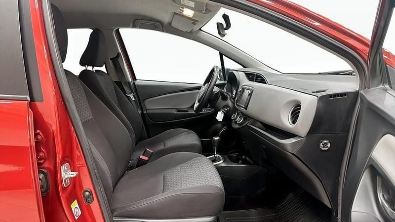 Begagnad Toyota Yaris Multidrive S 99 HK (72 kW) 2014 Röd Halvkombi