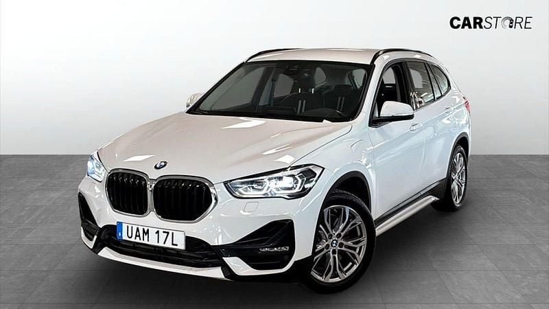 Vit (white) Begagnad 2020 BMW X1 SUV | 269 900 kr (Bra pris) - Bild 1/4