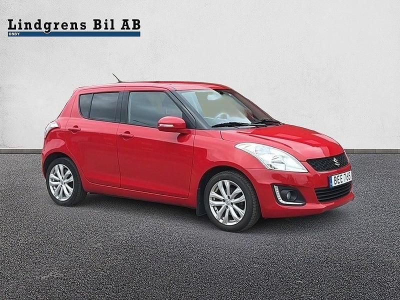 Röd Begagnad 2014 Suzuki Swift Exclusive Halvkombi | 104 900 kr (Marknadspris) - Bild 1/4
