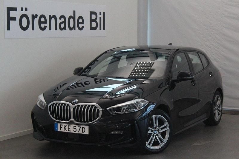Svart Begagnad 2024 BMW 118 M Sport Halvkombi | 299 000 kr (Marknadspris) - Bild 1/4