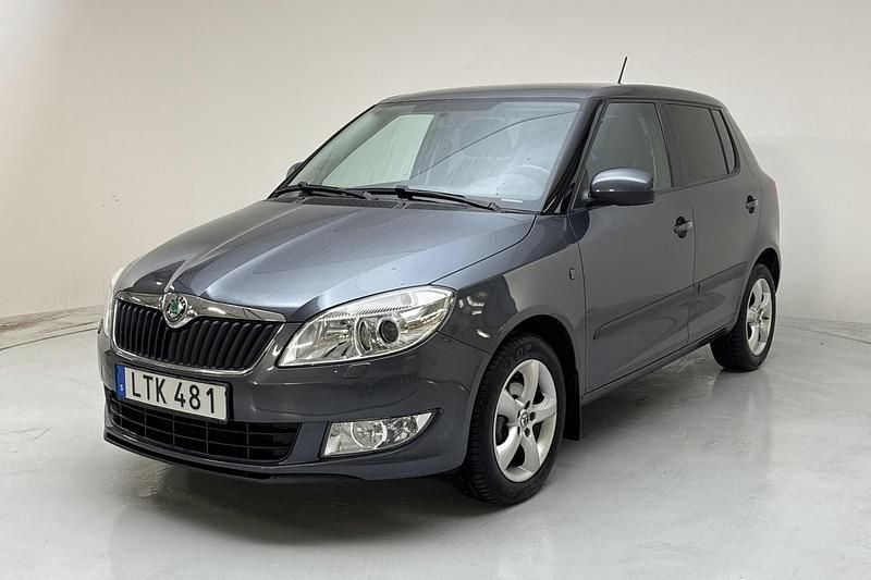 Mörkgrå Begagnad 2012 Skoda Fabia Elegance | 76 000 kr (Dyr) - Bild 1/4