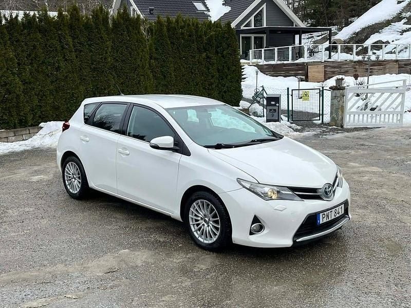 Begagnad Toyota Auris Active 124 HK (91 kW) 2014 Vit Halvkombi