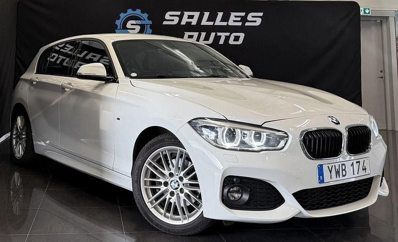 Vit Begagnad 2018 BMW 120 M Sport Halvkombi | 199 000 kr (Marknadspris) - Bild 1/4