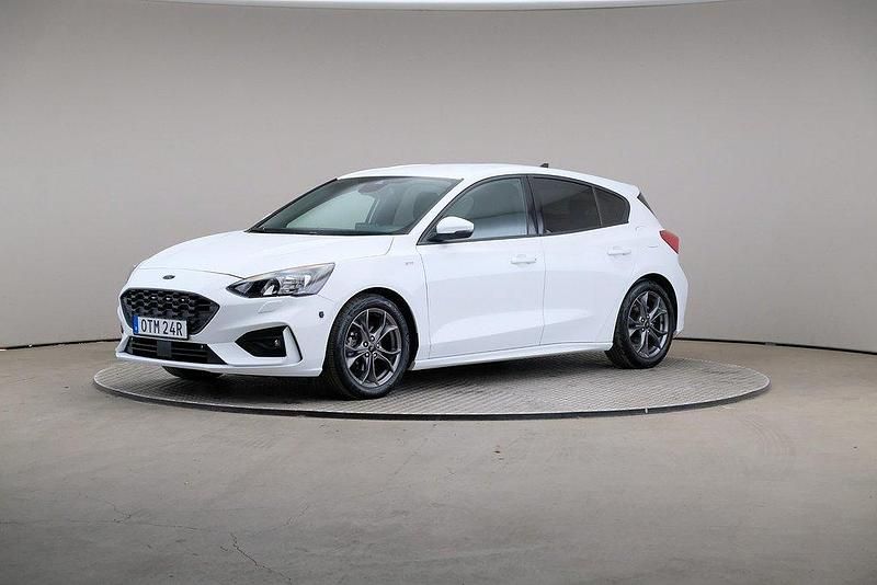 Vit Begagnad 2021 Ford Focus ST-Line Halvkombi | 199 000 kr (Lite dyr) - Bild 1/4