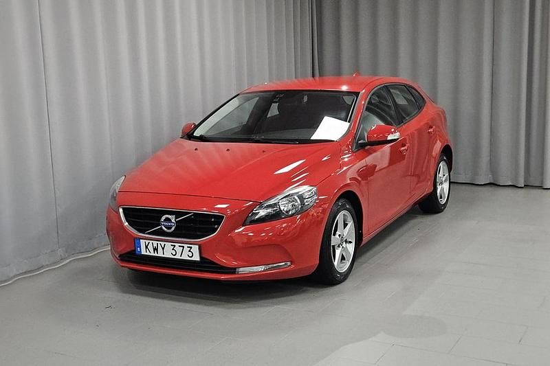 Röd Begagnad 2015 Volvo V40 Halvkombi | 134 900 kr (Marknadspris) - Bild 1/4
