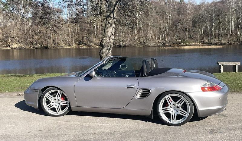 Grå Begagnad 2003 Porsche Boxster S Cab | 269 000 kr (Marknadspris) - Bild 1/4