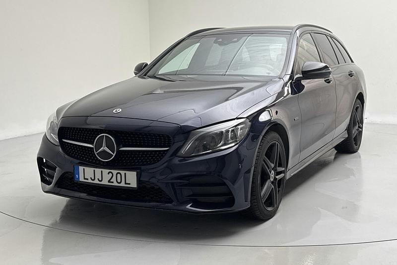 Mörkblå Begagnad 2021 Mercedes C300 AMG Kombi | 239 000 kr (Bra pris) - Bild 1/4