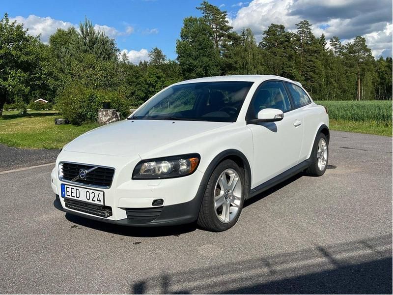 Vit Begagnad 2009 Volvo C30 Kinetic Halvkombi | 45 000 kr (Marknadspris) - Bild 1/4