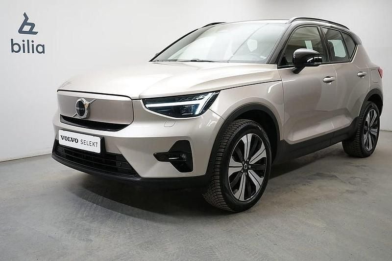 Ljusgrå Begagnad 2022 Volvo XC40 Plus SUV | 369 900 kr (Lite dyr) - Bild 1/3