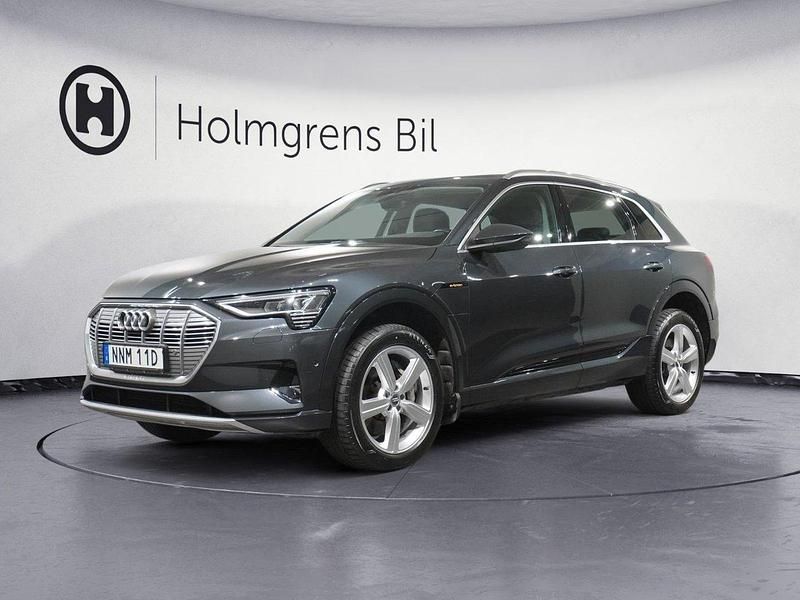 Grå Begagnad 2019 Audi e-tron Proline SUV | 349 500 kr (Marknadspris) - Bild 1/4