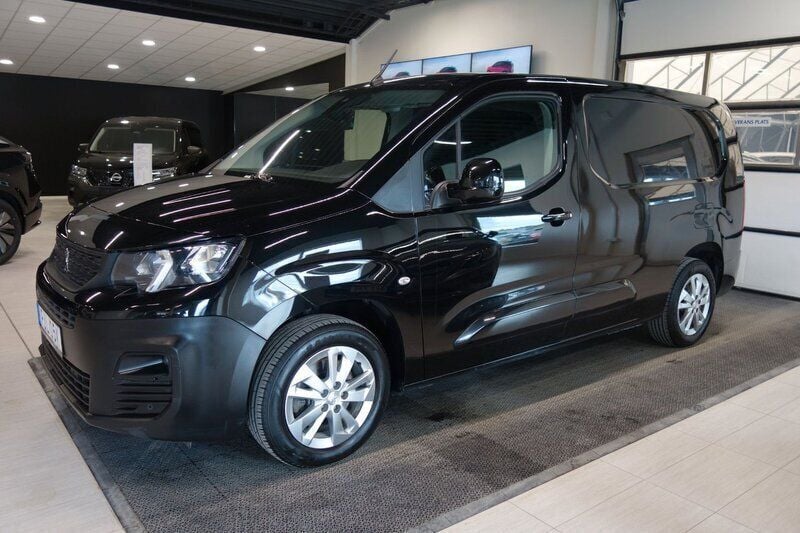 Svart Begagnad 2022 Peugeot Partner Minibuss | 169 000 kr (Marknadspris) - Bild 1/4