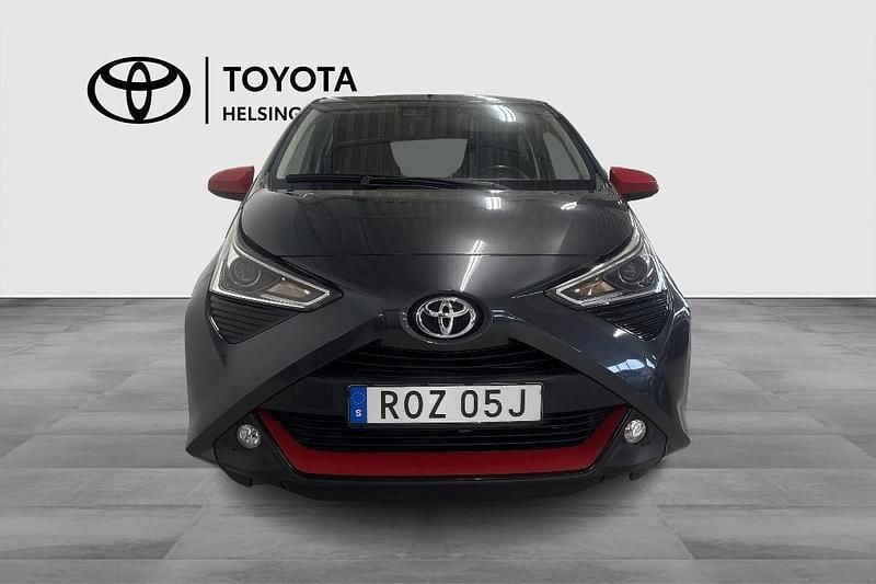 Begagnad Toyota Aygo X-play 72 HK (52 kW) 2020 Mörkgrå Halvkombi