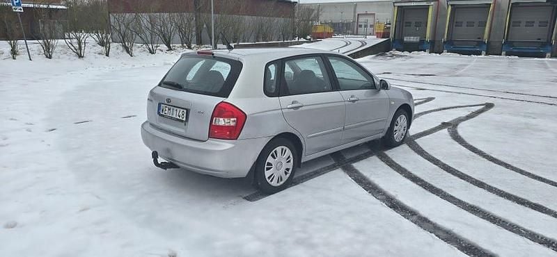 Begagnad Kia Cerato 105 HK (77 kW) 2004