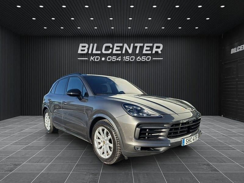 Grå Begagnad 2022 Porsche Cayenne Platinum Edition SUV | 859 900 kr - Bild 1/4