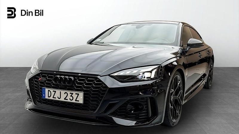 Sebringsvart kristalleffe Begagnad 2025 Audi RS5 Sportback Performance Sportkupé | 1 159 000 kr - Bild 1/4