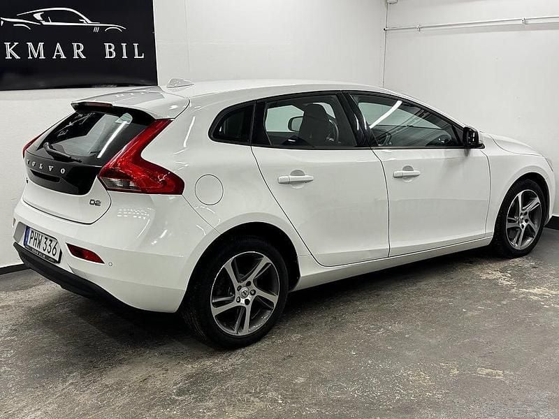 Begagnad Volvo V40 Momentum 120 HK (88 kW) 2017 Vit Halvkombi