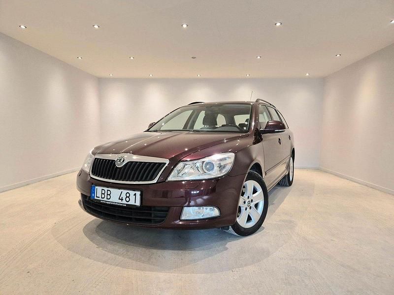Mörkröd Begagnad 2010 Skoda Octavia Elegance Kombi | 49 900 kr (Marknadspris) - Bild 1/4