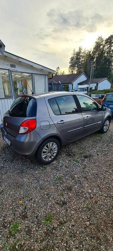 Grå Begagnad 2012 Renault Clio R.S. Halvkombi | 31 000 kr (Marknadspris) - Bild 1/4