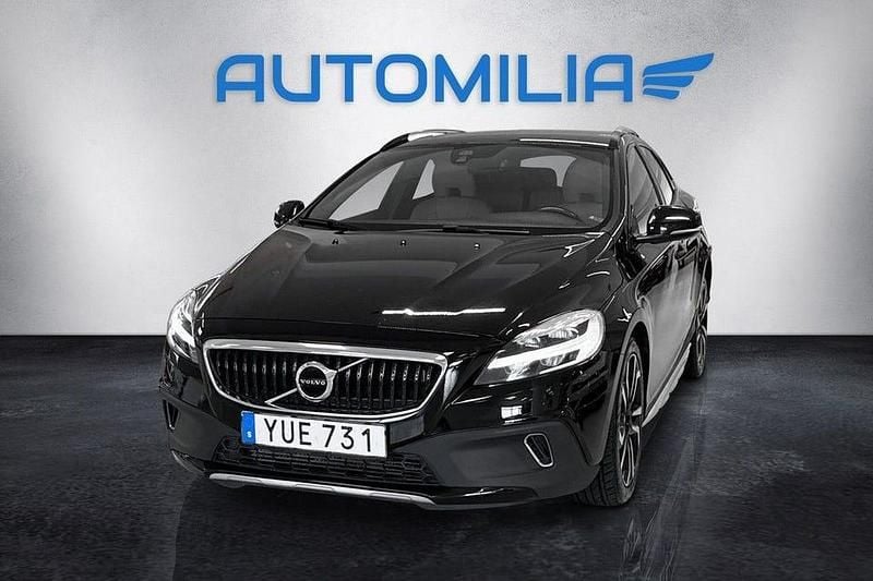 Svart Begagnad 2018 Volvo V40 CC Summum Kombi | 169 900 kr (Marknadspris) - Bild 1/4