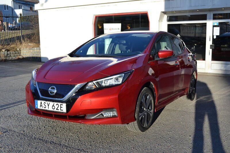 Röd Begagnad 2021 Nissan Leaf N-Connecta Halvkombi | 229 000 kr (Marknadspris) - Bild 1/4