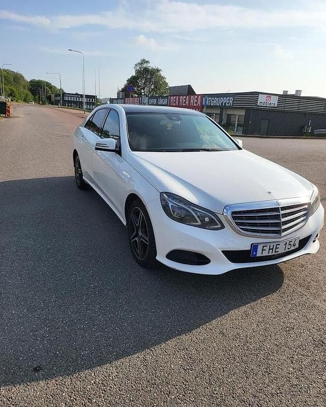 Vit Begagnad 2014 Mercedes E220 Classic Sedan | 122 900 kr (Marknadspris) - Bild 1/4
