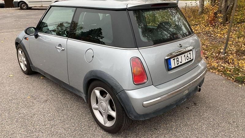 Grå Begagnad 2002 Mini Cooper Halvkombi | 24 000 kr (Marknadspris) - Bild 1/4