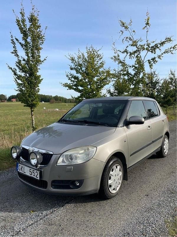 Brun Begagnad 2008 Skoda Fabia Halvkombi | 15 000 kr (Bra pris) - Bild 1/4