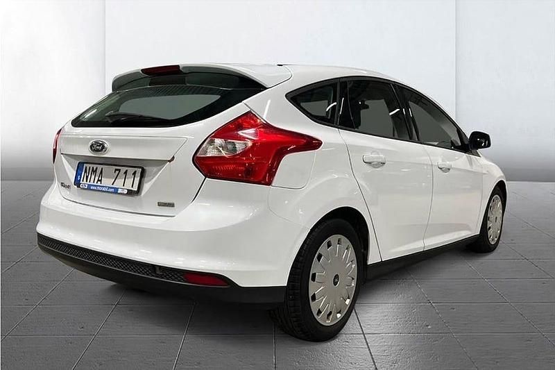 Begagnad Ford Focus Trend 105 HK (77 kW) 2013 Vit Halvkombi